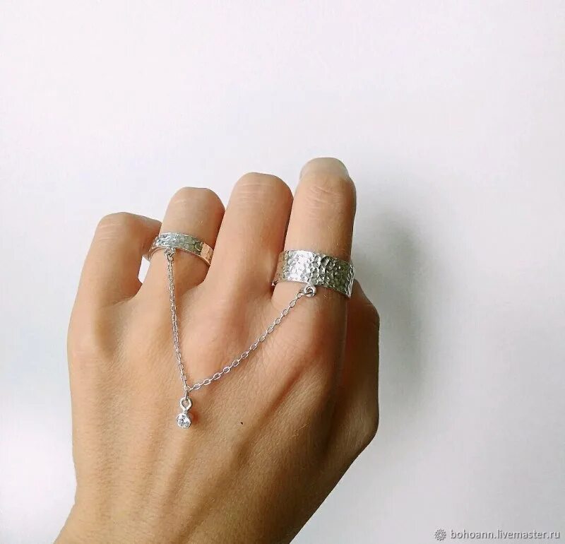 Кольцо картье тринити. Кольцо 2 этаж. Холл с двумя лестницами. Кольцо 2m117. Необычная гравировка на обручальных кольцах.