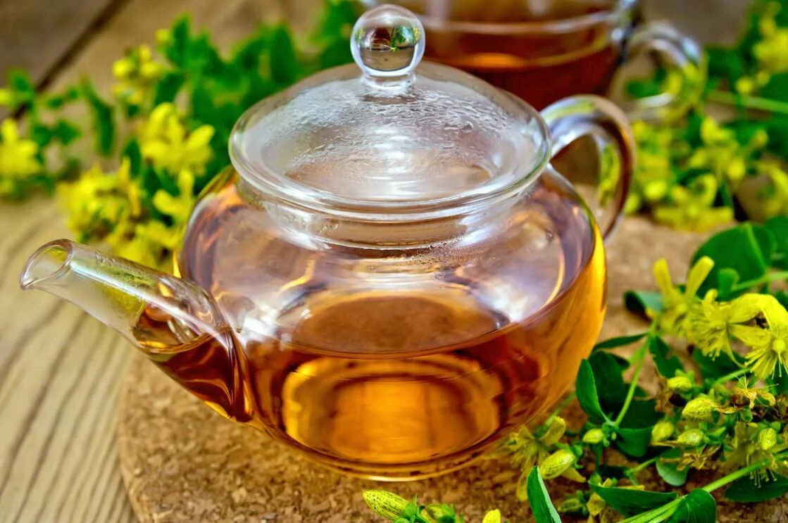 Травяной чай. Чай в чайнике. Отвар трав. Чай со зверобоем. Как заваривать и пить травы