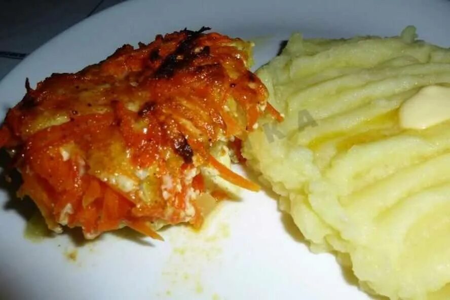 Филе минтая в духовке с морковью и луком. Рыба с морковью и майонезом. Рыба лакомка минтай. Рыба тушеная в томате с овощами. Пикша в духовке.