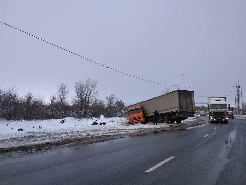 сызрань фуры. на московской трассе омская фура улетела в кювет сегодня. сызрань фуры. 03. под фуру 2 машины 02.