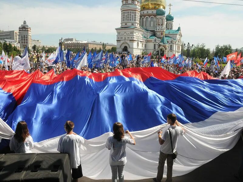 Дискред новости. Праздники в июне флаг России с голубями.