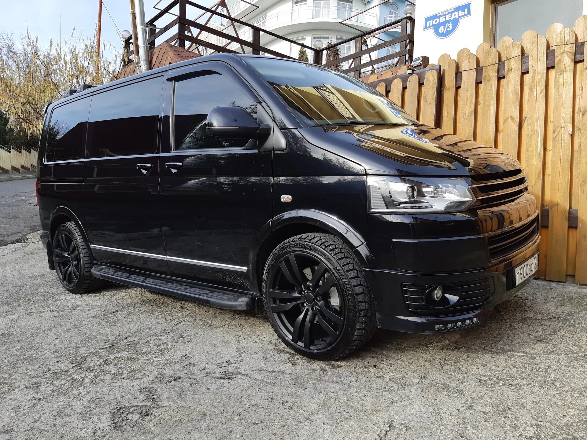 Тюнинг фольксваген т5. Volkswagen Multivan t5 Black. Обвесы на Мультивен т5. VW Caravelle t5 Tuning. Фольксваген т5 черный.