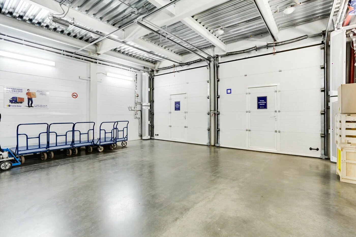 Помещение склада. Стеллажное хранение на складе. Складское помещение. Использовать складское помещение. Помещение склада.