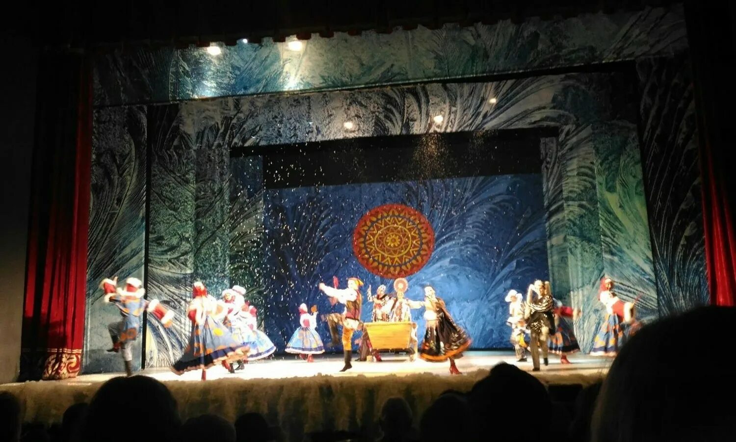 Масленица декорации на сцену. Театральное воскресенье. Спектакль день рождения у слоненка. Спектакль на сцене. Театральное воскресенье.