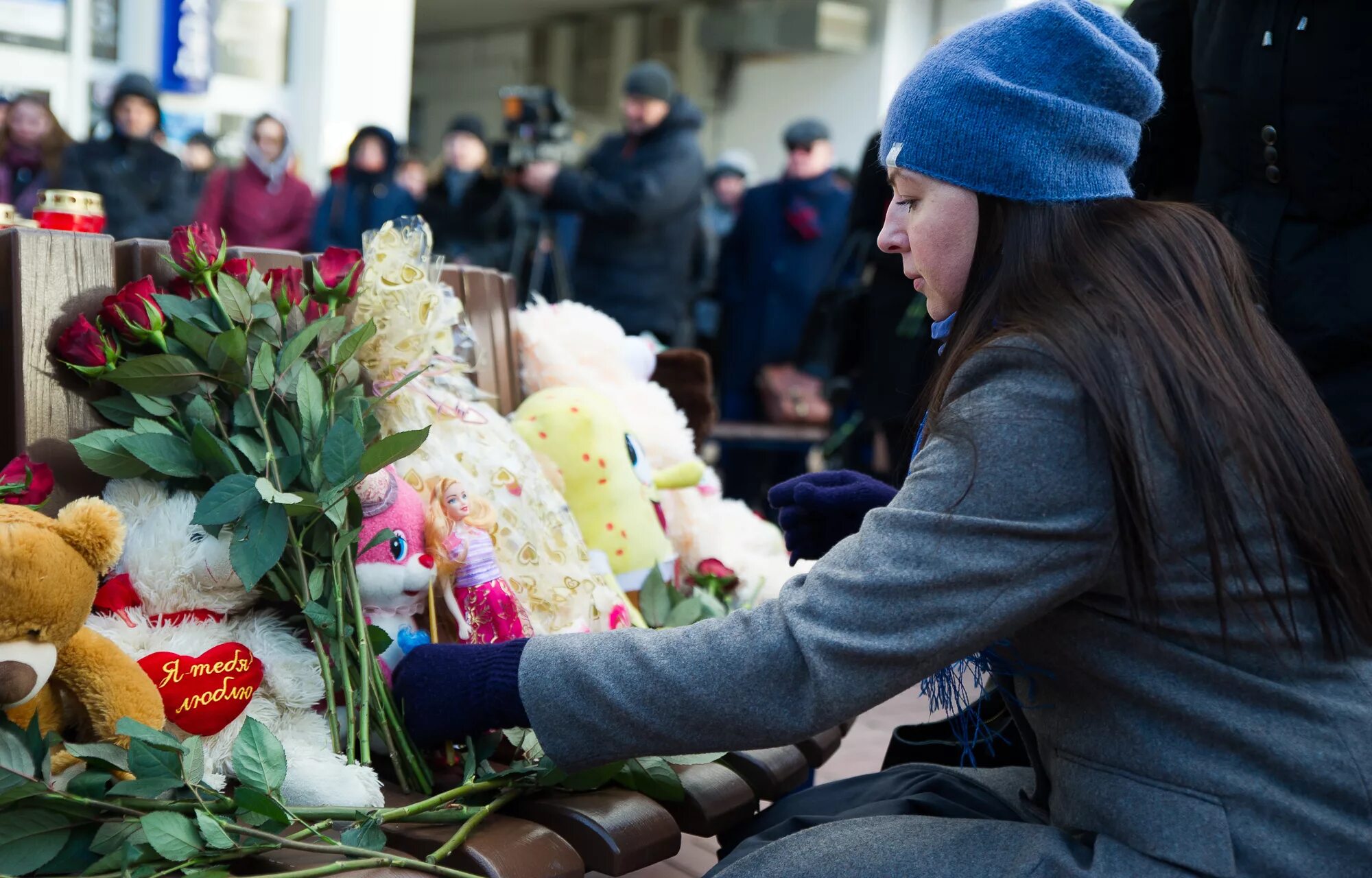 Скорбим Тверь. Похороны молодых девушек в России. Фото цветов в руке на улице зимой похороны. Прощание молодых