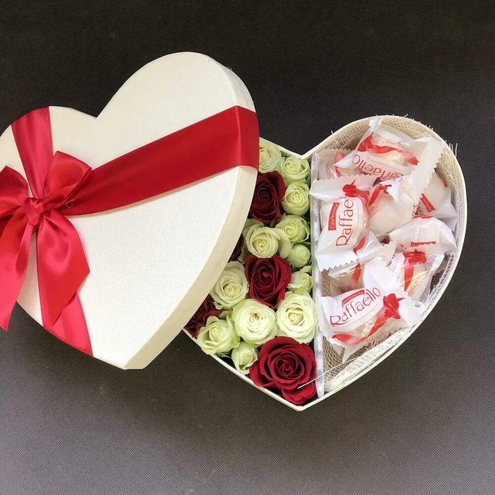 Фловов. Коробка с цветами и конфетами. Цветы в коробке сердце. Конфеты в коробке сердце. Подарочные коробки с Рафаэлло.