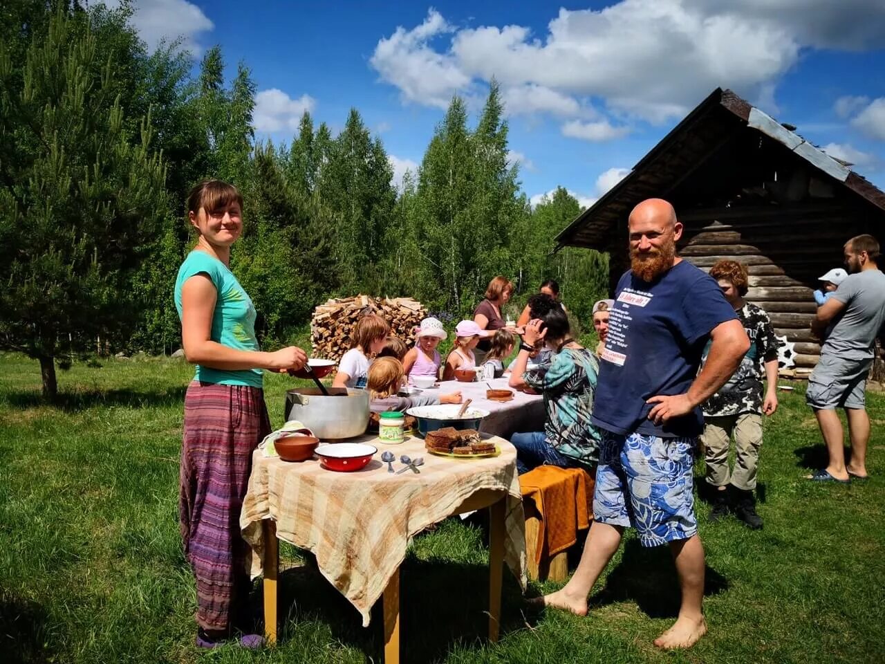 Экопоселение. Жители сельской местности. Люди в деревенском доме. Деревенская семья. Переехать в деревню с жильем