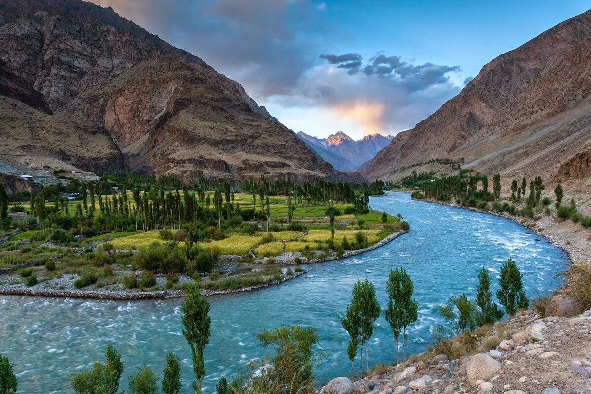 Реки берущие начало в гималаях. Гилгит Пакистан. Река Хунза Пакистан. Гилгит Балтистан Пакистан. Пакистан провинция Гилгит-Балтистан природа.