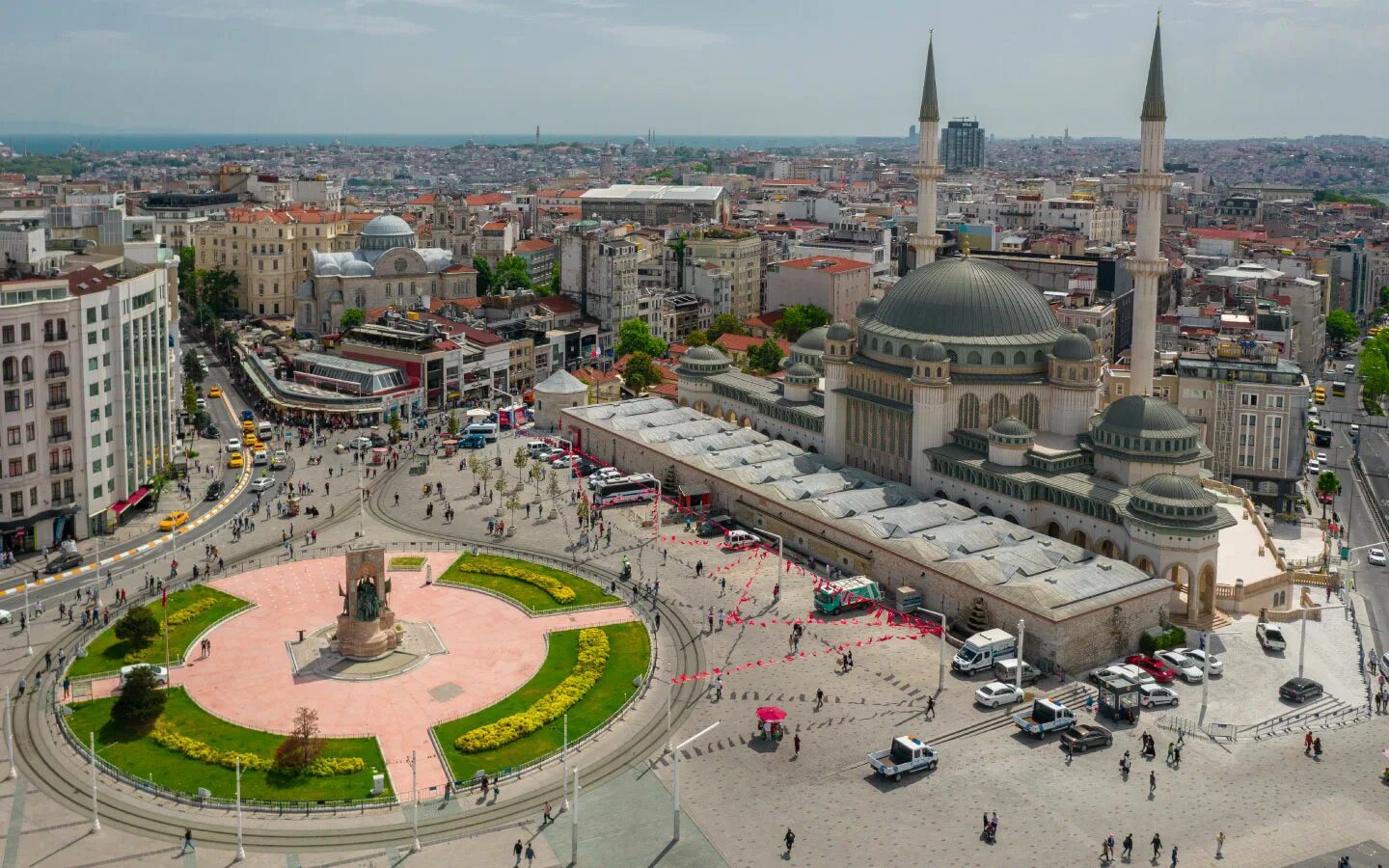 Таксимо район стамбула. Taksim Meydani Стамбула. Турция площадь Таксим. Стамбул площадь Таксим достопримечательности. Площадь Таксим в Стамбуле фото.