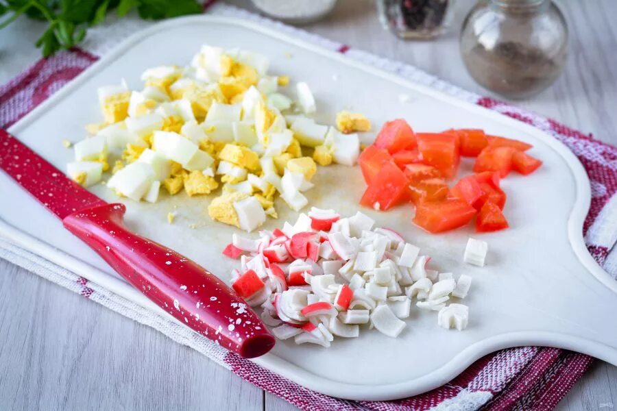 Крабовый салат с чипсами сыром. Салат с крабовыми палочками «палочка-выручалочка». салат с чипсами и крабовыми палочками и помидорами. салат с чипсами и крабовыми палочками. салат из крабовых палочек с чипсами.