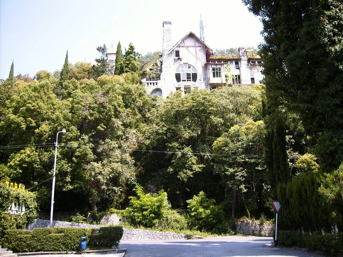 Дворец принца Ольденбургского Абхазия Гагра. Замок принца Ольденбургского в Абхазии. Парк принца Ольденбургского в Гаграх. Гагра сад принца Ольденбургского. Принц ольденбургский в абхазии