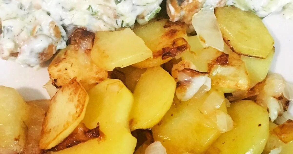 Жареная картошка со сметаной. Жареный картофель со сметаной. Картофель с грибами в сметане. Жареная картошка со сметаной на сковороде. Картофель со сметаной на сковороде.