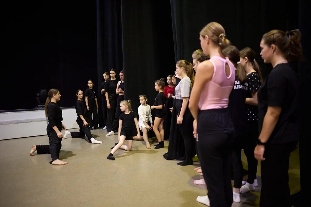 мастер класс по дэнсхоллу. хореограф по бальным танцам. колледж танцев. танцевальная команда «конспирация» номер. антипова варвара сергеевна хореограф.