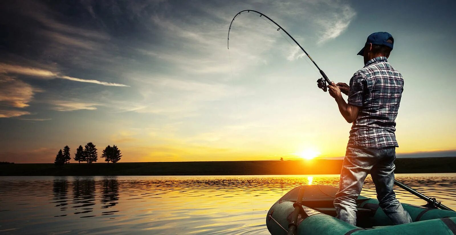 Фото рыбака и рыбки. Рыбак с удочкой. Рыбалка на спиннинг. Красивая природа рыбалка. Рыбак с удочкой и рыбой.