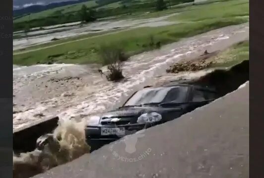 Машину смыло водой. Ессентуки машину смыло. Toyota смыло. В станице Убинской смыло машину. Смыло машины Туапсе лето 2023.