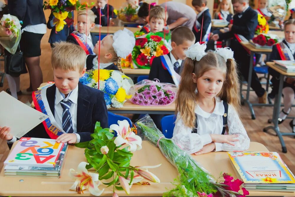 В первый класс через год. Первоклашки. Первоклассники в классе. Современный первоклассник. 1 Сентября 1 класс.