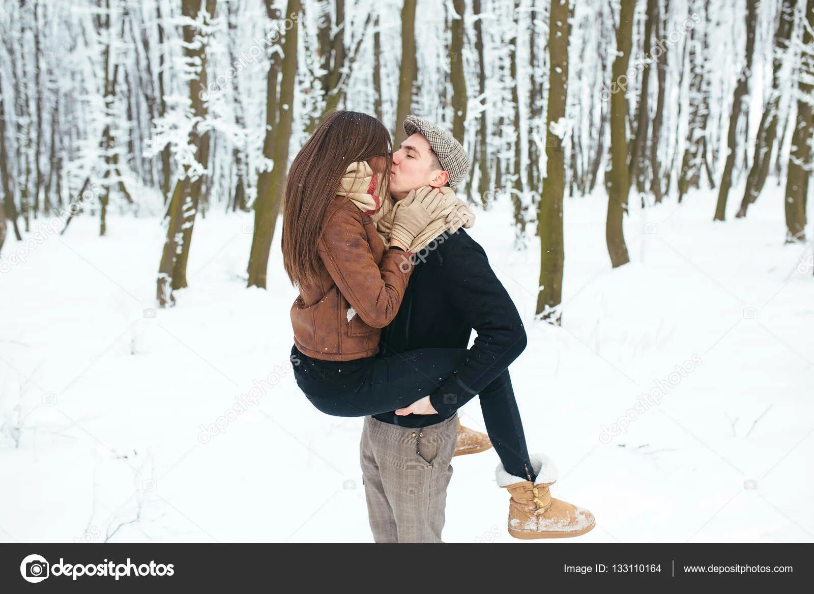 где зимой держать. держаться за руки зимой. объятия зимой. держаться за руки зимой. руки влюбленных зимой.