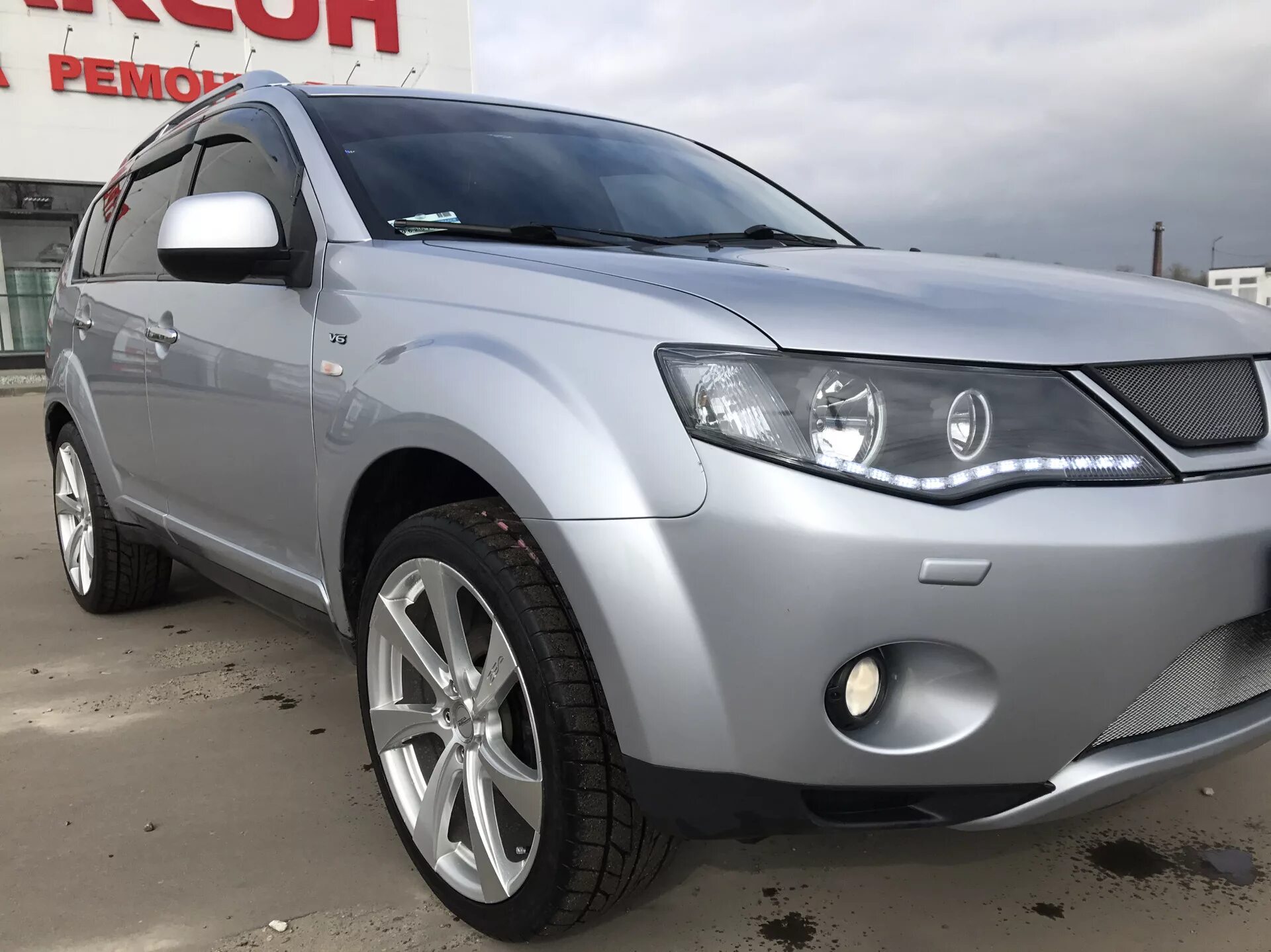 Mitsubishi outlander резина. Outlander XL r20. Outlander XL 3.0. Митсубиси Аутлендер XL r20. Mitsubishi Outlander r20.