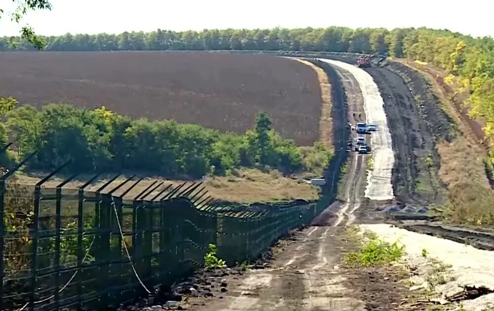 Украинская стена. Оборонительные сооружения на границе РФ С Украиной. Стена на границе Украины с Россией. Защитные сооружения на границе с Украиной. Видео на границе с украиной