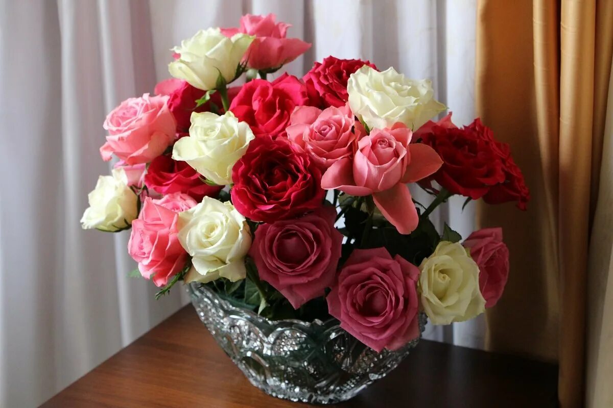 Букет на столе. Красивый букет на столе. Букет роз в вазе. Красивый букет дома.
