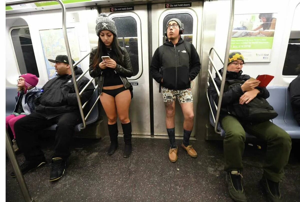 Без штанов без цензуры. No Pants Subway Ride Москва. В метро без штанов. В метро без штанов Москва. Штаны без человека.