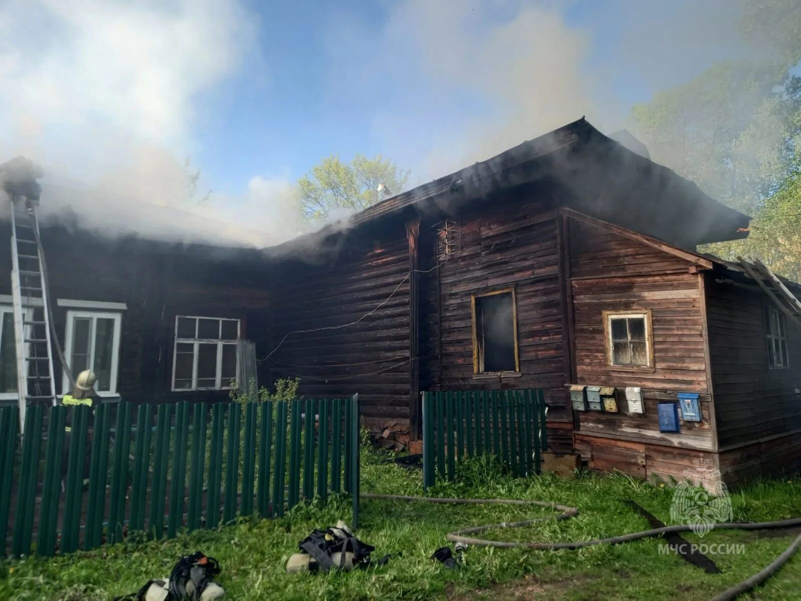 Любимов родники. Пожар в Родниках Ивановской области. Пожар в городе. Пожар в доме. Пожар фото.