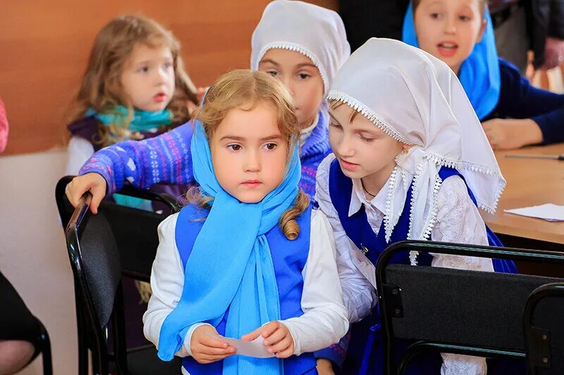 Посещает воскресную школу