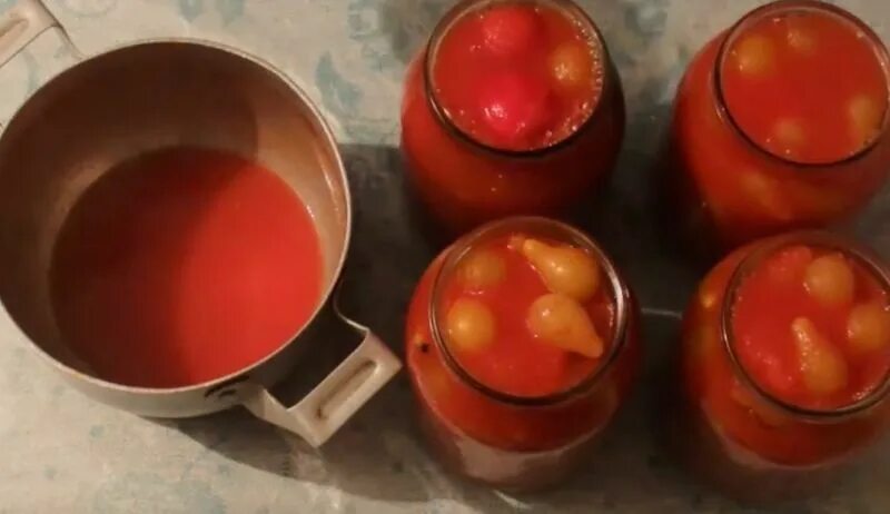 Самые вкусные помидоры в собственном соку. Помидоры в автоклаве в собственном соку. Желтые томаты в собственном соку. Ютуб.помидор кишка заготовка.