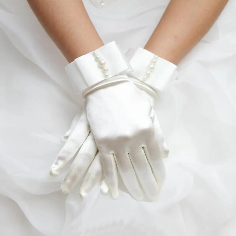 24 белых перчатки и 20 черных. Перчатки Свадебные. Короткие перчатки для невесты. Белые перчатки. Белые перчатки женские.