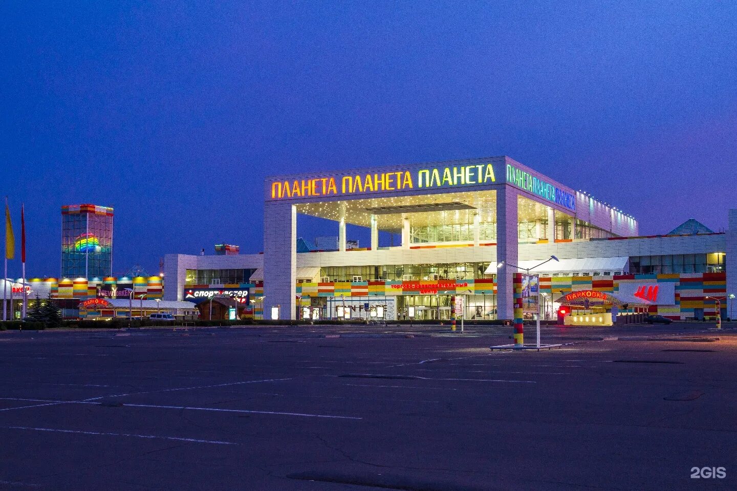 торговый центр планета красноярск ночью. красноярск планета торговый центр. торговый центр планета в красноярске магазины. красноярск трц планета торговый центр. торговый центр красноярье красноярск.