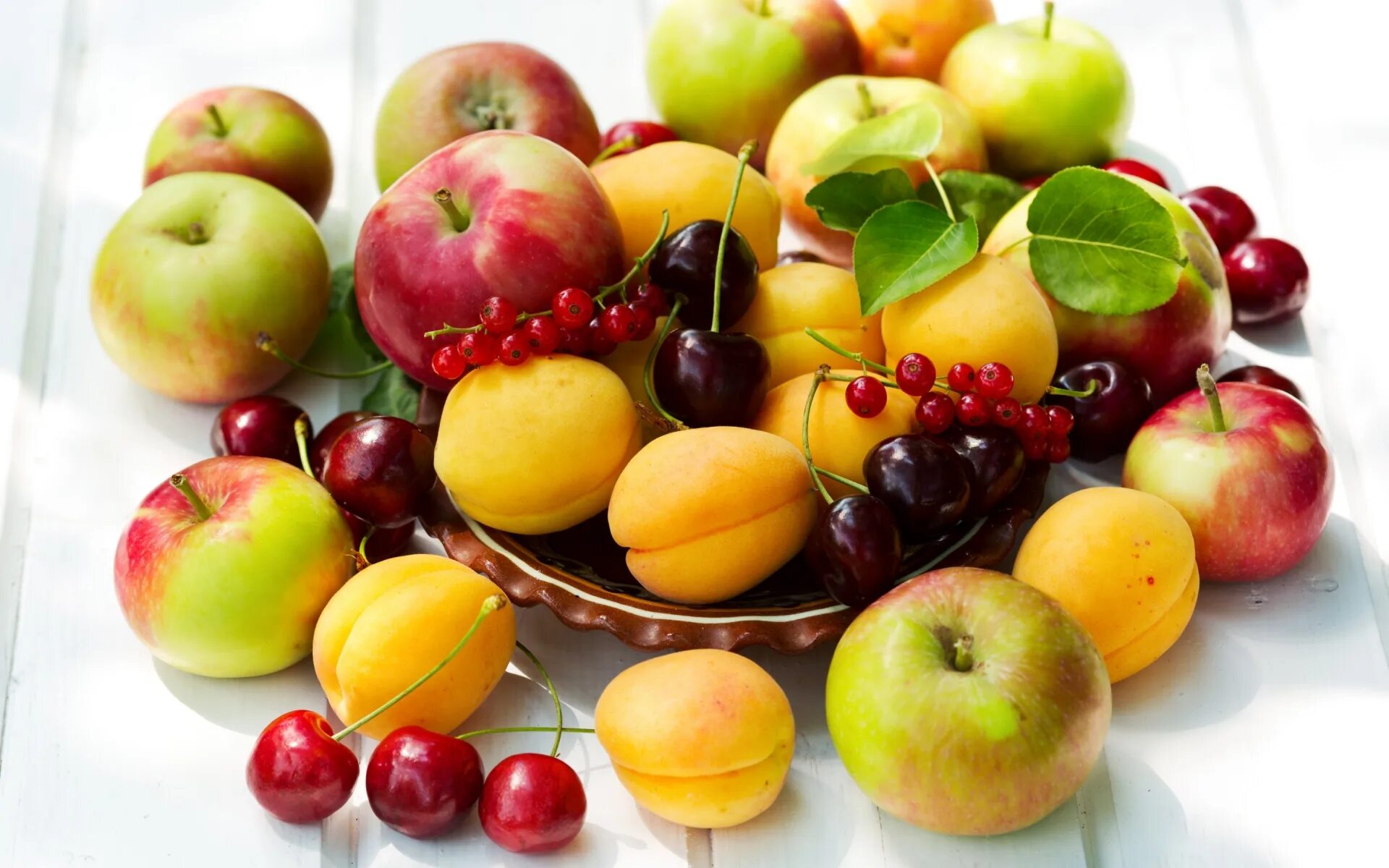Яблоко плодовый. Абрикосы и черешня, нектарины. Фрукты и ягоды. Косточковые фрукты. Плод ягода.