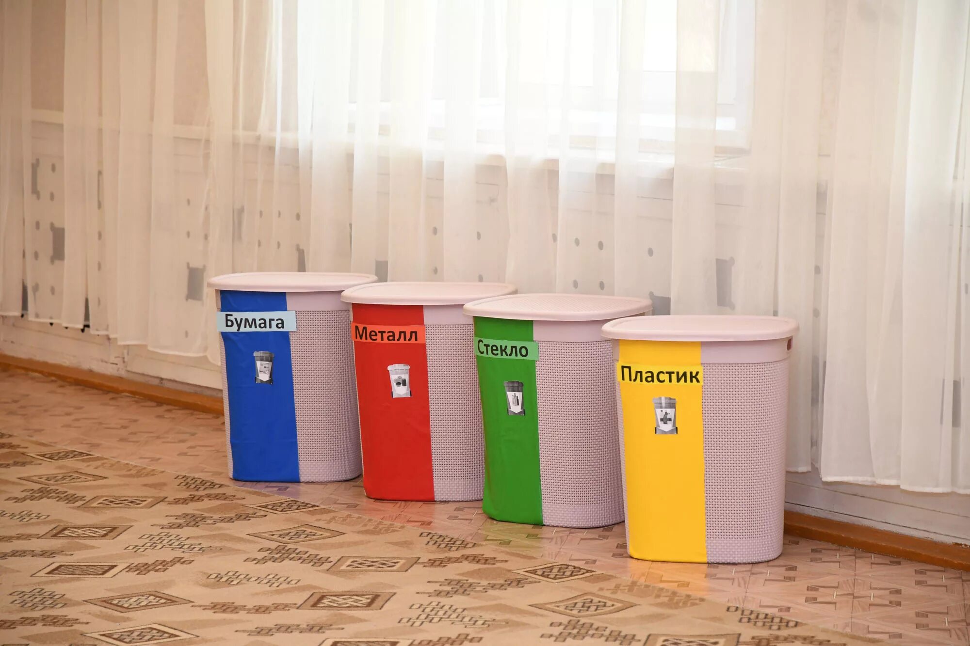 Отходы в саду. Контейнер для мусора в детском саду. Контейнеры для раздельного мусора для детей. Контейнер для сортировки мусора в детском саду. Сбор мусора в детском саду.