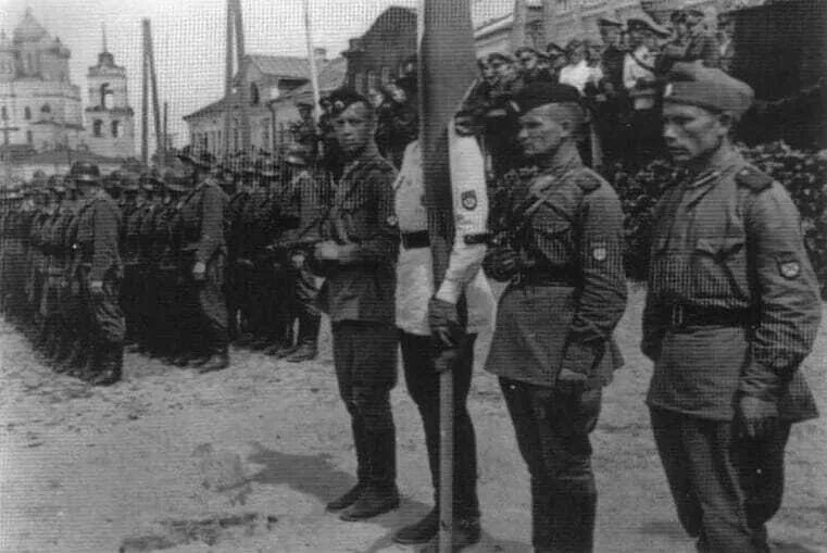 Парад власовцев в пскове 1943 год. Парад роа в пскове. Власовцы год. Власовцы год. Солдаты роа 1945.