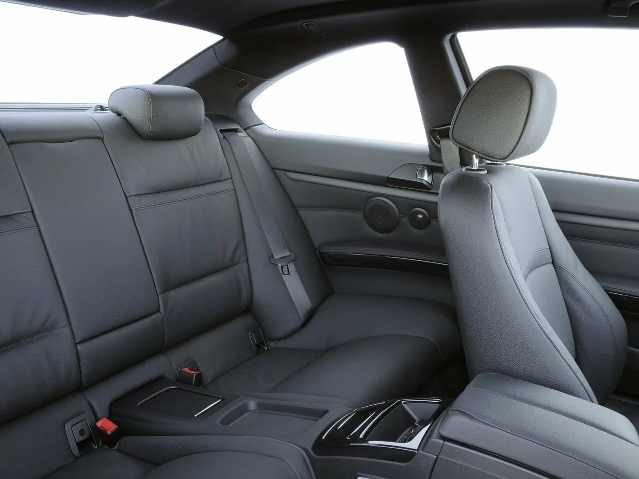 Bmw 3 задний. Заднее сидения BMW e90. BMW e90 универсал. BMW e90 купе салон. BMW e90/91/92 Interior.