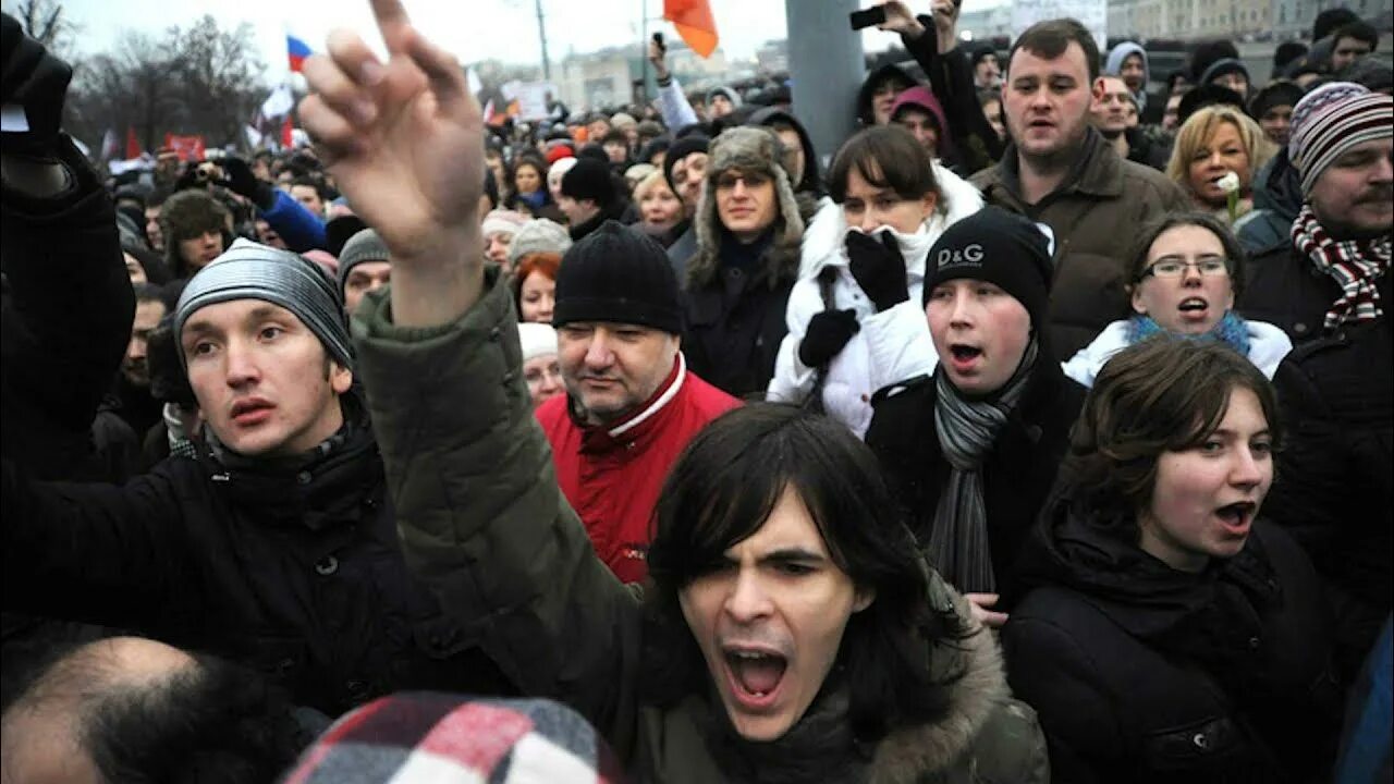 Толпа участников митинга. Толпа митинг. Народ на митинге. Человек толпы. Толпа протестующих людей.