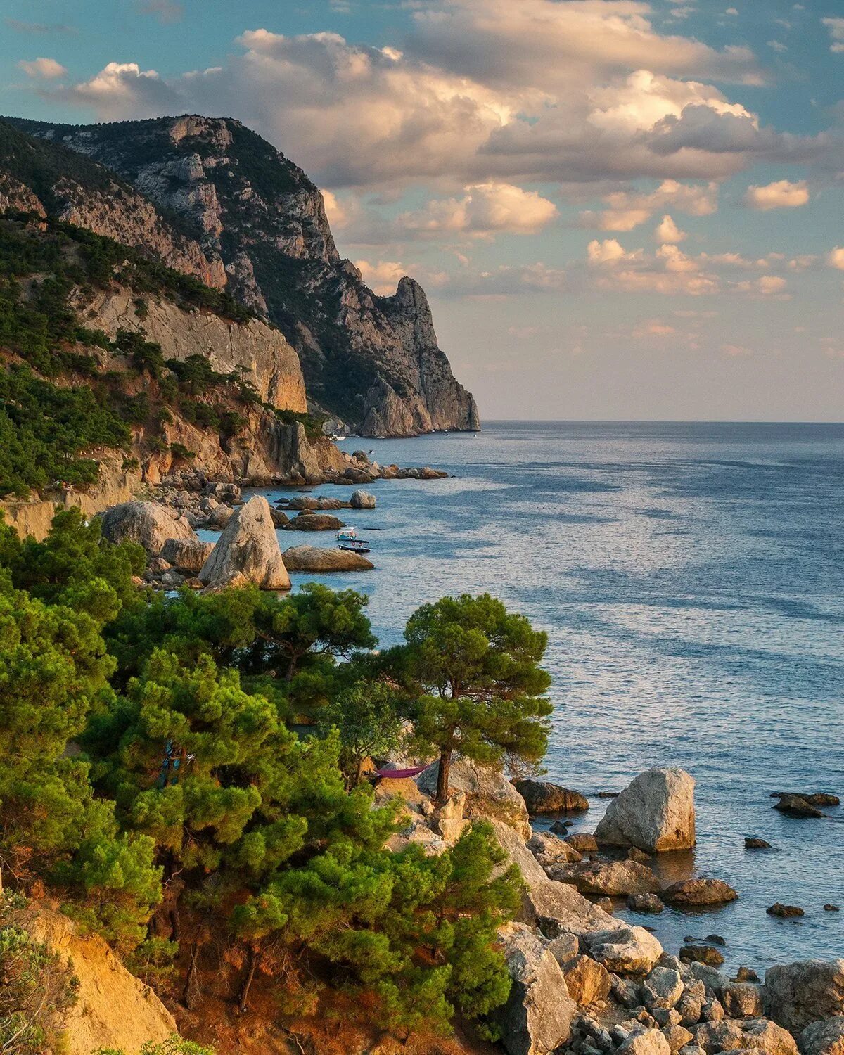 Горы на берегу черного моря