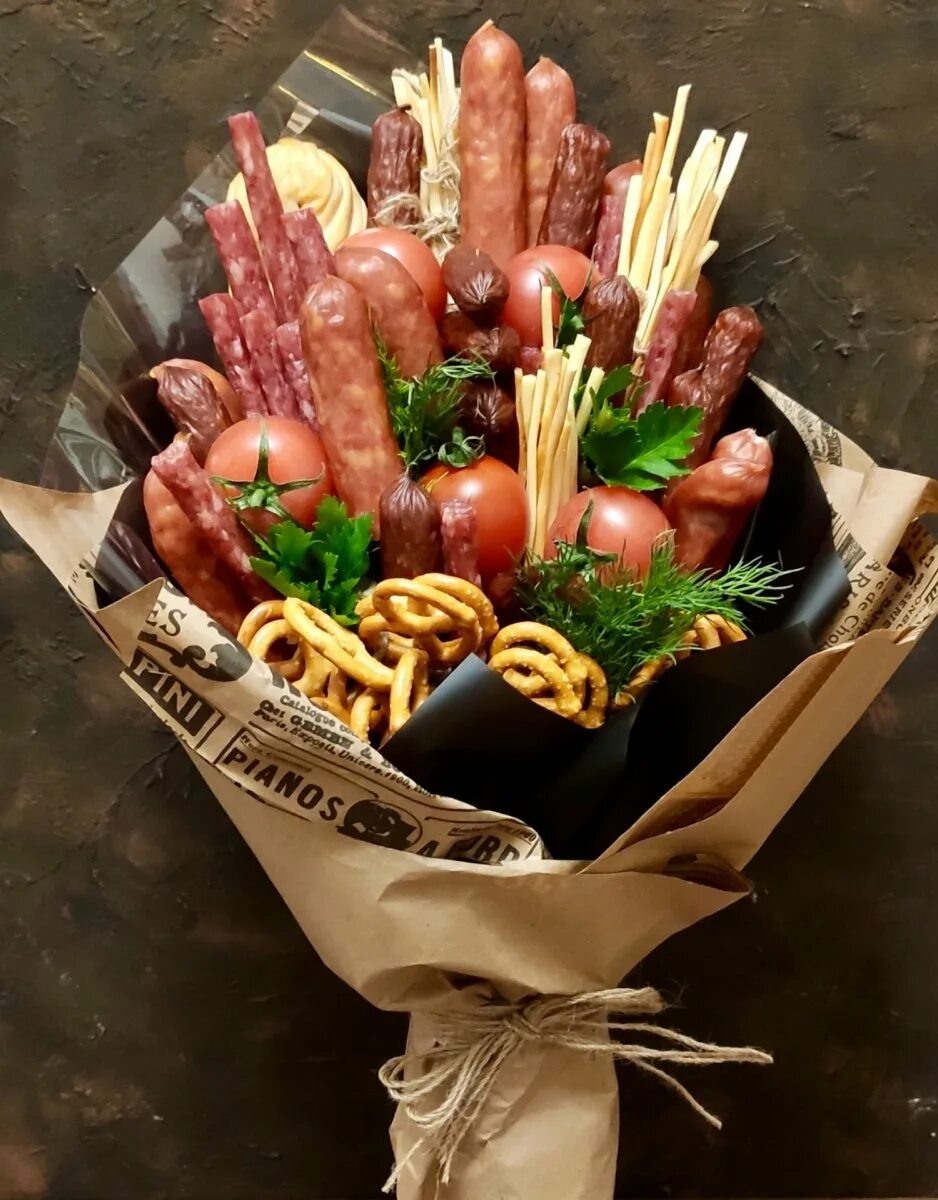 Съедобный букет. Букет из колбасы. Букет из колбасы для мужчины. Букет из колбасы. Мужской букет.