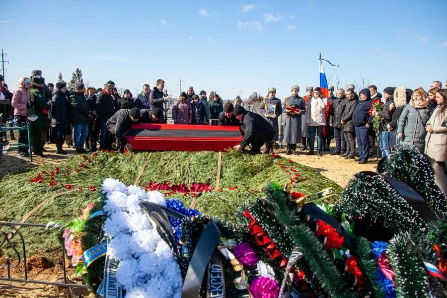 Похороны Алексея Луконина Волжский. Похороны военнослужащего.