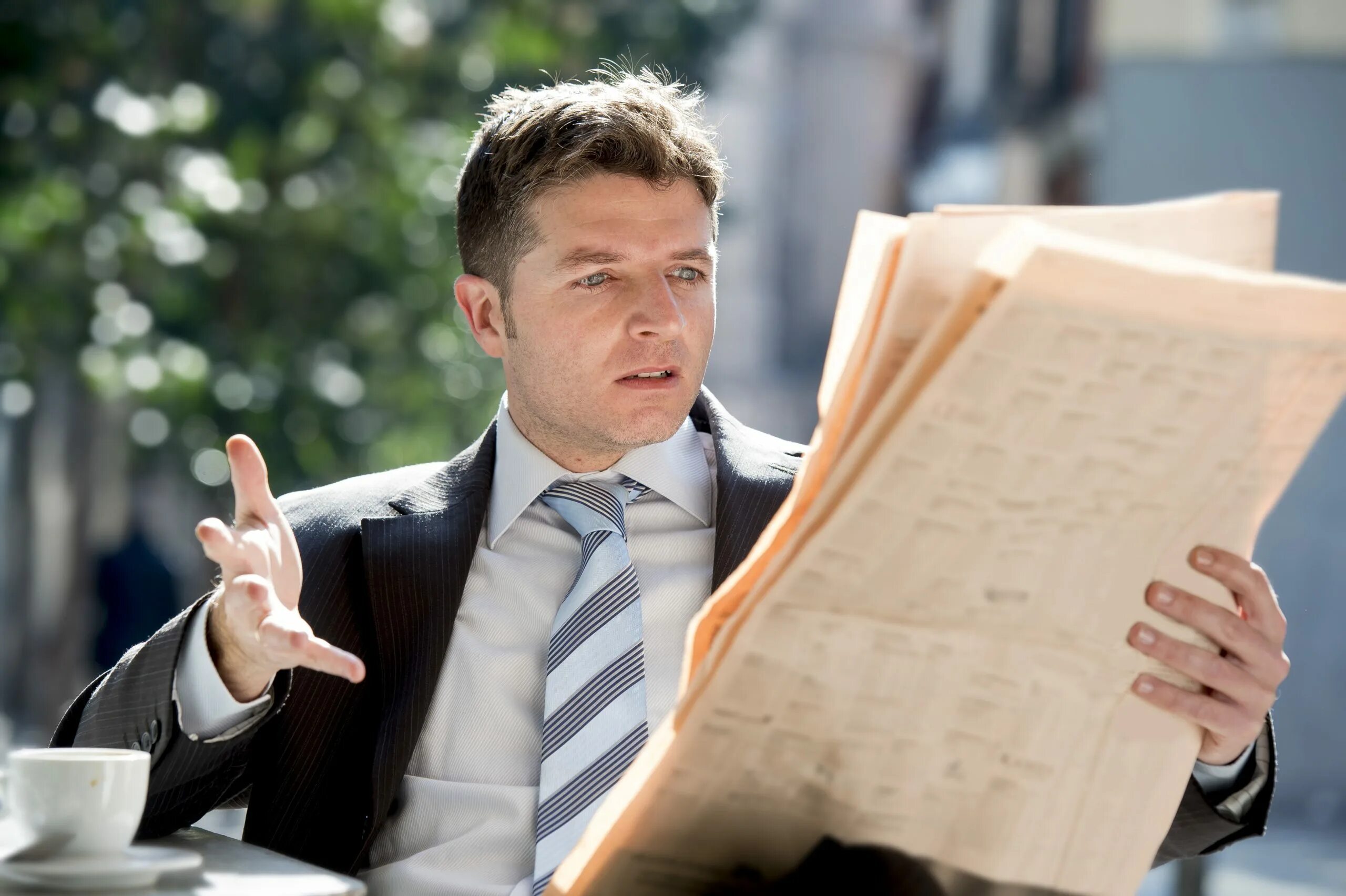 читать новости из разных источников. человек с журналом. читать новости из разных источников. читать новости из разных источников. мужчина читает.