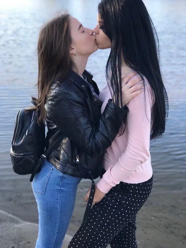 Big russian lesbians. Big russian lesbians. Лесбиан улисион. Девушка целует девушку с языком. Линдси мари.