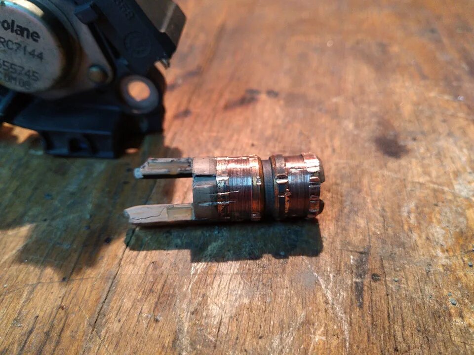 6. 6. 4. Щётки генератора хендай солярис 1. Щетки генератора солярис 2011.