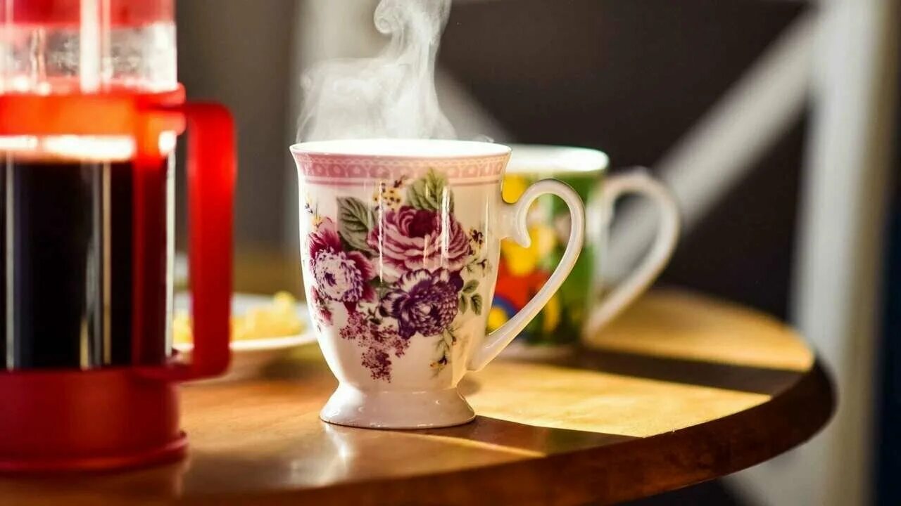 Kitchen cup. Кружка на столе. Чашка чая. Кружки на столе. Кружка с напитком.