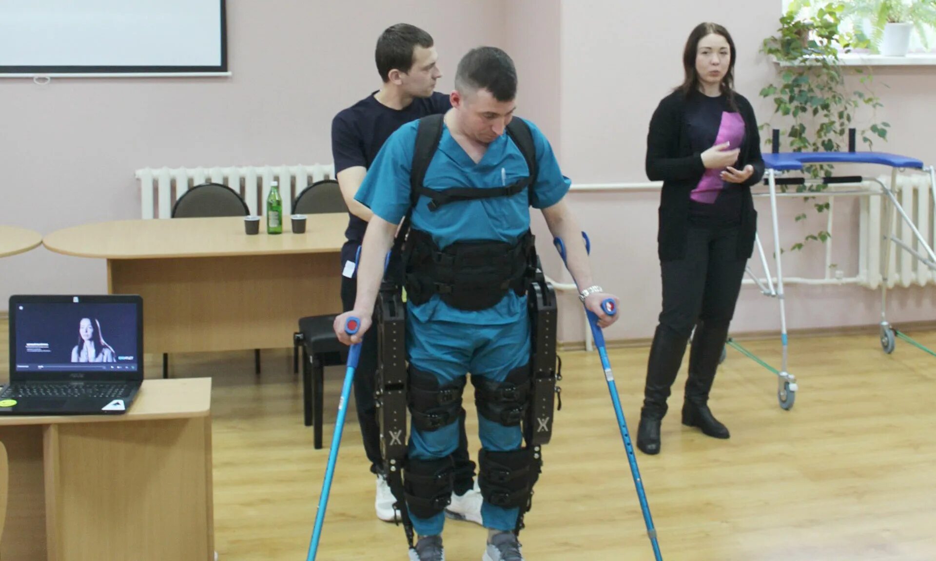 медицинская реабилитация. врач физической и реабилитационной медицины. женщины спортивные врачи. врач физической и реабилитационной медицины вакансии. врач лфк.