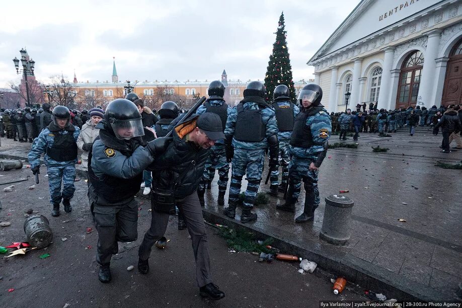 31 декабря 2010. 2010 - Массовые беспорядки в Москве на Манежной площади.. Митинг на Манежной площади 2010. Беспорядки на Манежной площади 2010. Бунт на Манежной площади 2010.