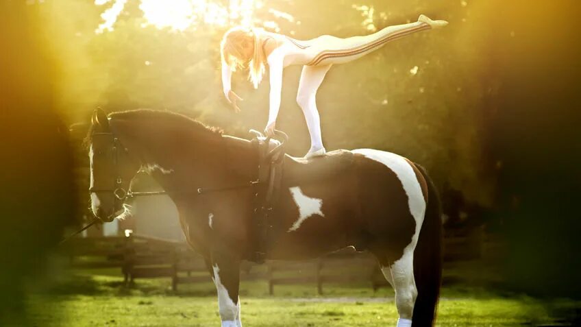 Танец с лошадью. Лошадь танцует. Балерина и лошадь.