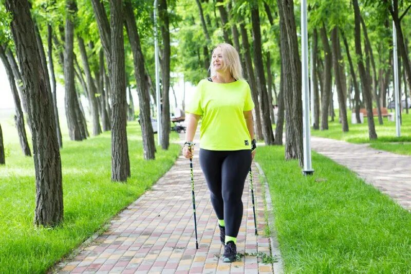 хождение с палками для скандинавской ходьбы. авито ходьба. финская ходьба с палками. скандинавская ходьба с палками техника ходьбы. палки для скандинавской ходьбы всесезонные ecos wp 23.