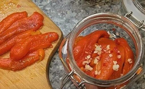Перец печеный маринованный быстрый. Запеченный болгарский перец в маринаде. перец печеный в банке. перец запеченный маринованный. печеный перец на зиму в банках.