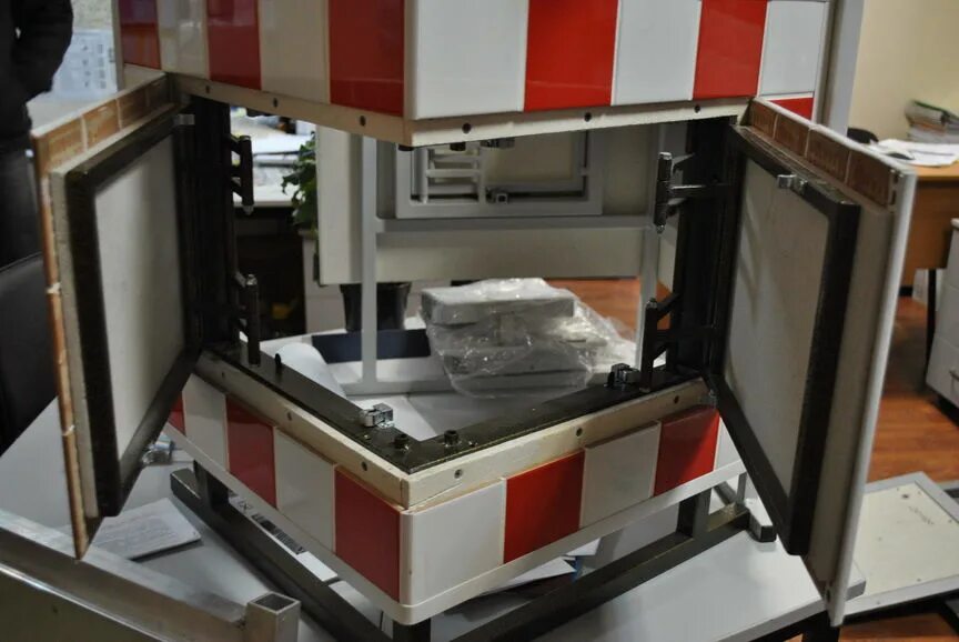 Угловой люк под плитку. Угловой ревизионный люк под плитку. Люк угловой сантехнический. Угловой ревизионный люк под плитку. Люк угол.