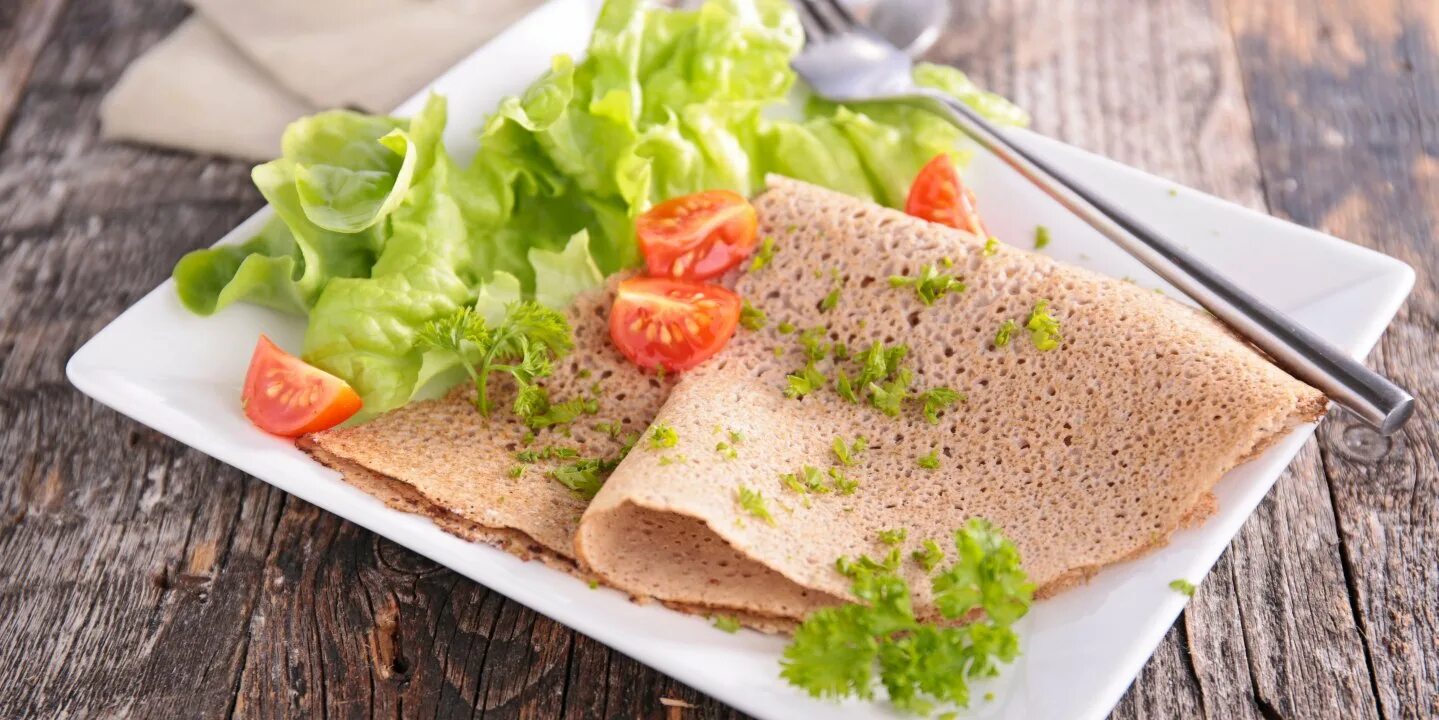 Блины из зеленой гречневой муки. Гречнево пшеничные блины. Гречневые блины. Овсяно блин. Гречневые блины пп.