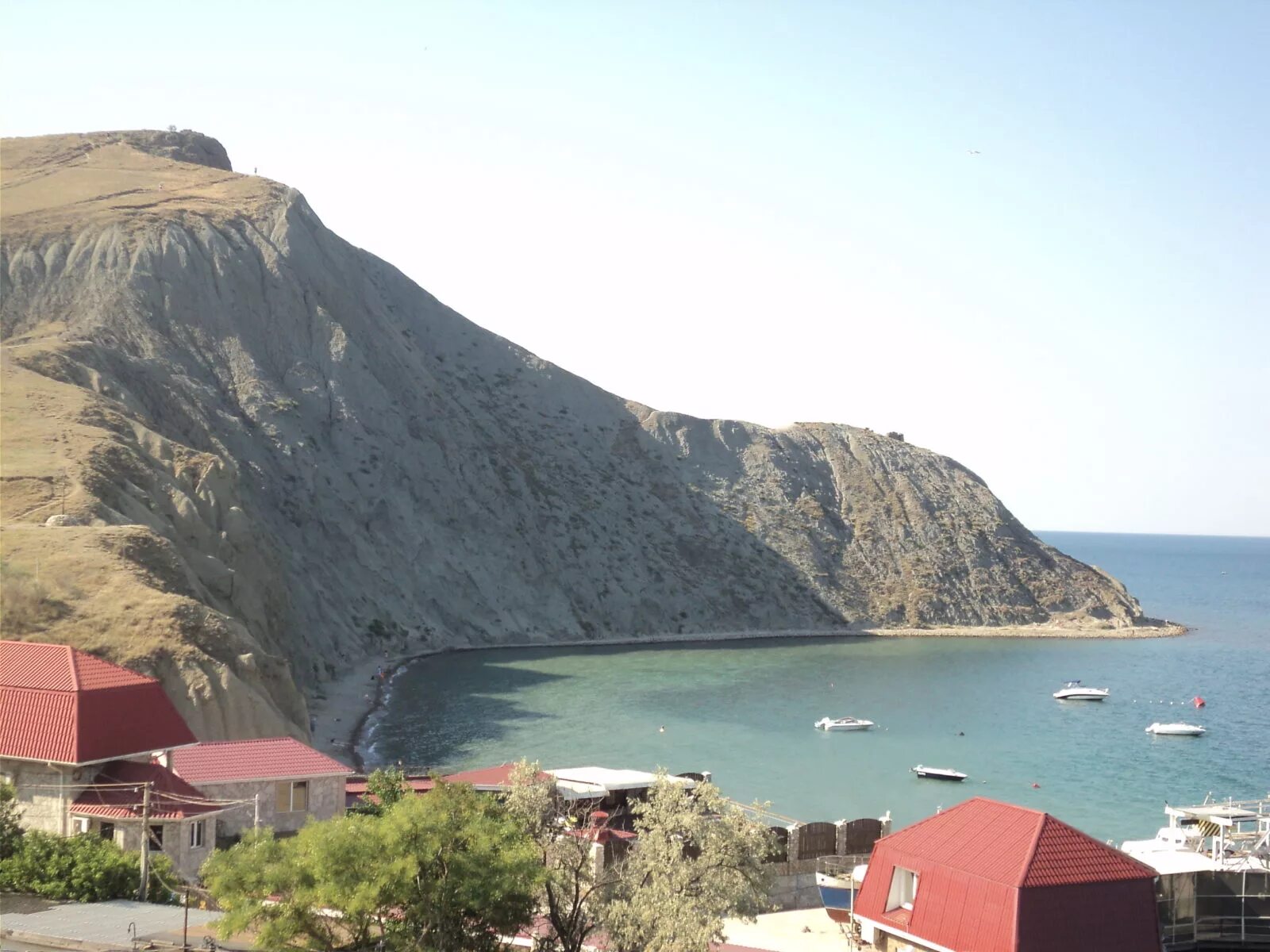 Орджоникидзе вода. Орджоникидзе Крым агатовый пляж. Пляж Краснячка в Орджоникидзе. Пляж Васюковка Орджоникидзе. Орджоникидзе Крым горы.